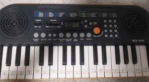 Tastatură electronică pentru jucării